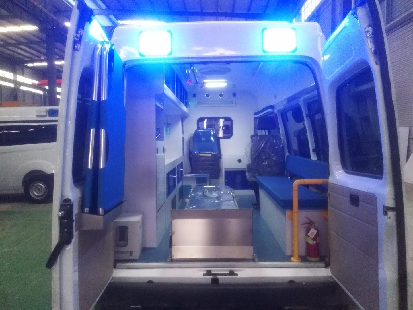 江铃特顺短轴监护型救护车